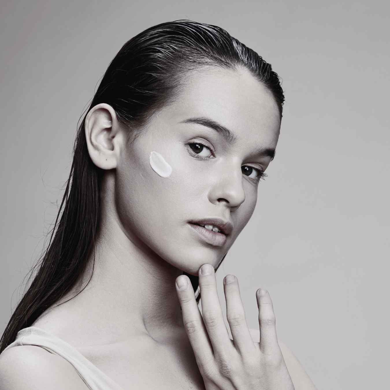 a model with naturally beautiful skin showing the 5-Minute No-Makeup Makeup Look with Solomé Beauty
